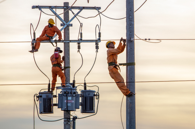 Power workers repair power lines. Photo: Nguyet Nghi