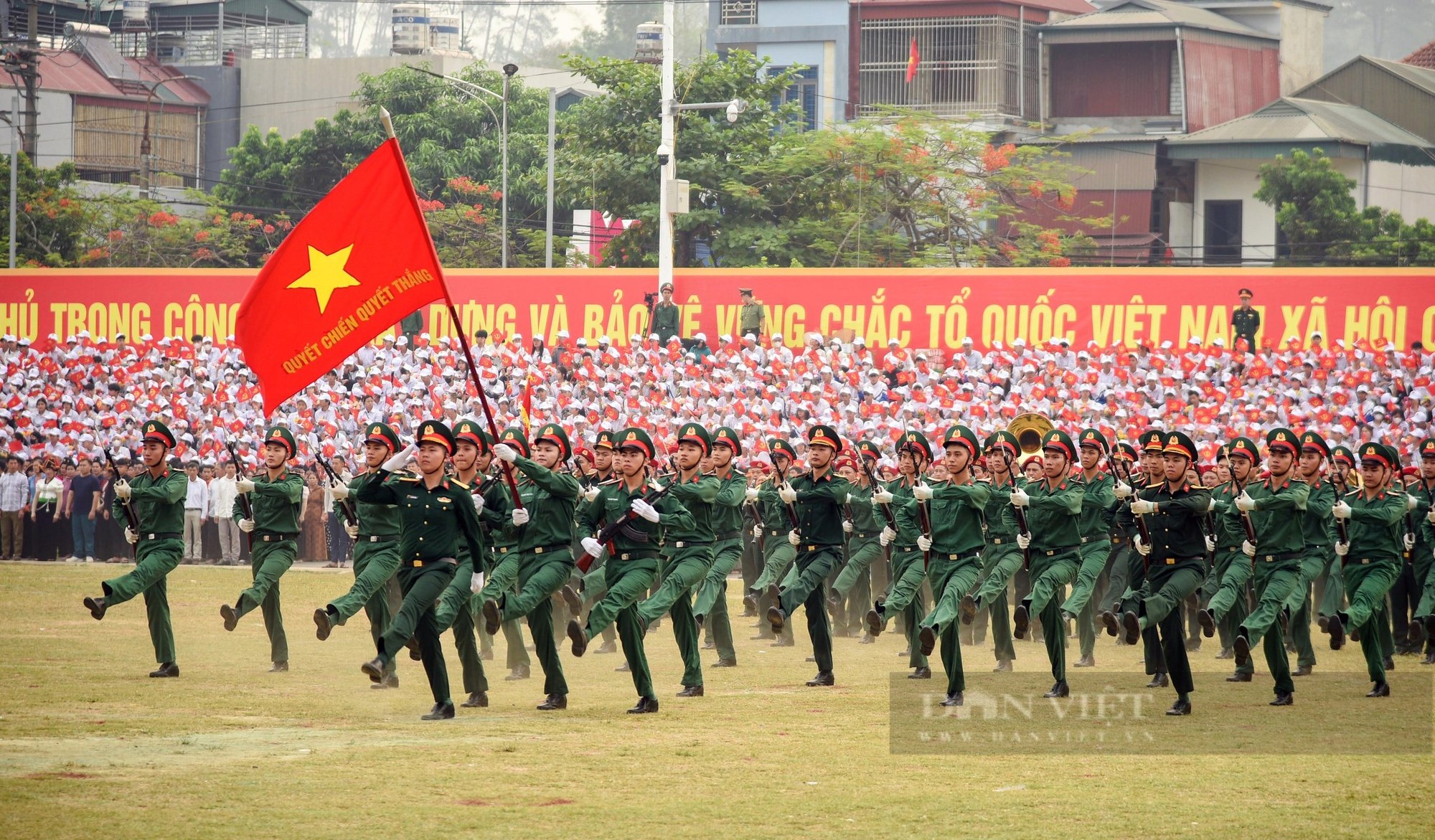 Hình ảnh thiêng liêng về cờ Tổ quốc: Từ biên giới xa xôi tới biển đảo đầy nắng gió - Ảnh 2.