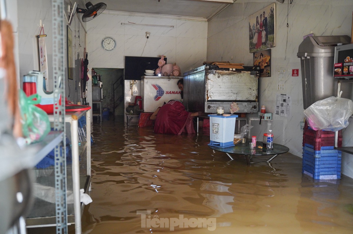 Hanoï : le niveau de l'eau monte d'un mètre, les habitants utilisent des bateaux pour déplacer des objets afin « d'échapper à l'inondation » photo 8