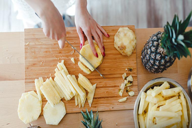 Comer piña también puede ser perjudicial si no sabes cómo.