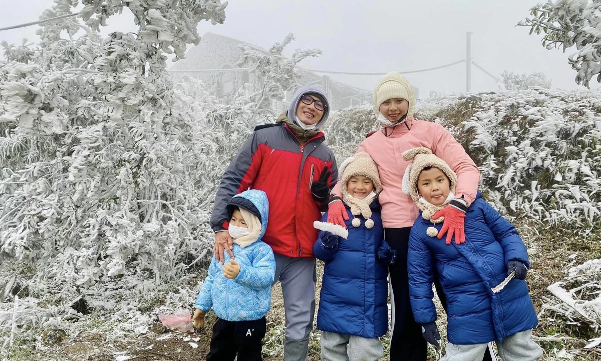 Taking three children to Mau Son to see the ice