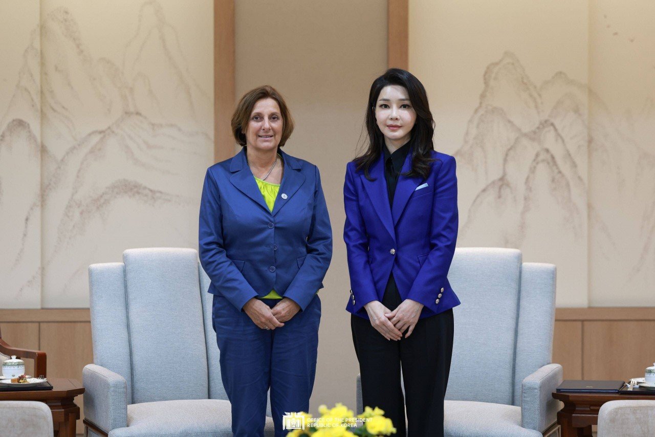 Gu thời trang ấn tượng của vợ Tổng thống Hàn Quốc Yoon Suk Yeol Gu thời trang ấn tượng của vợ Tổng thống Hàn Quốc Yoon Suk Yeol