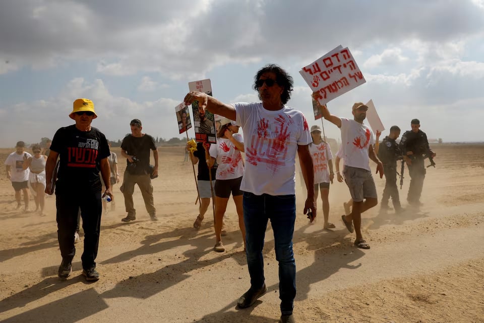 Las familias de los rehenes israelíes intentan cruzar el mar hacia Gaza para rescatar a sus seres queridos.