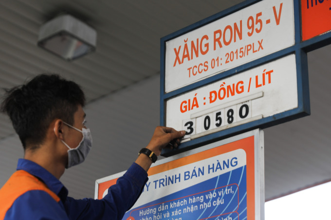El personal ajusta los precios en una gasolinera en la calle Truong Chinh, distrito de Tan Binh, Ciudad Ho Chi Minh, el 11 de mayo de 2022. Foto: Quynh Tran