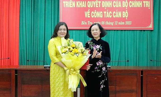 Frau Truong Thi Mai (rechts), ständiges Mitglied des Sekretariats und Leiterin des zentralen Organisationskomitees, überreichte Blumen, um dem amtierenden Sekretär des Parteikomitees der Provinz Ben Tre zu gratulieren. Foto: Hoang Nam