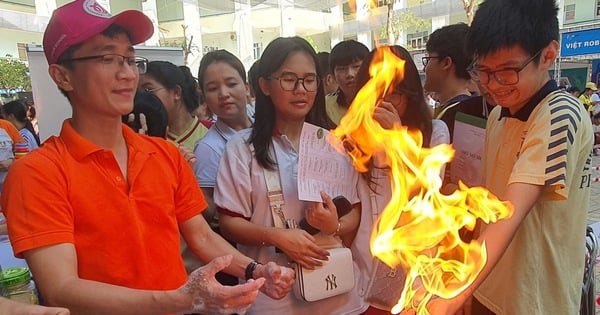 Học sinh hồi hộp và thích thú khi trải nghiệm 'bàn tay lửa' tại ngày hội STEM