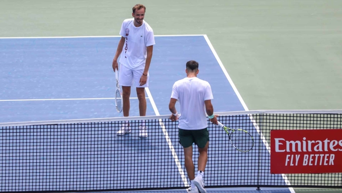 Medvedev (izquierda) y Alcaraz durante una sesión de práctica en Toronto el 6 de agosto.