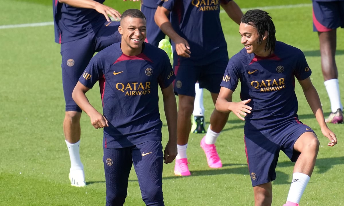 PSG chưa thể mua thêm cầu thủ vì Mbappe