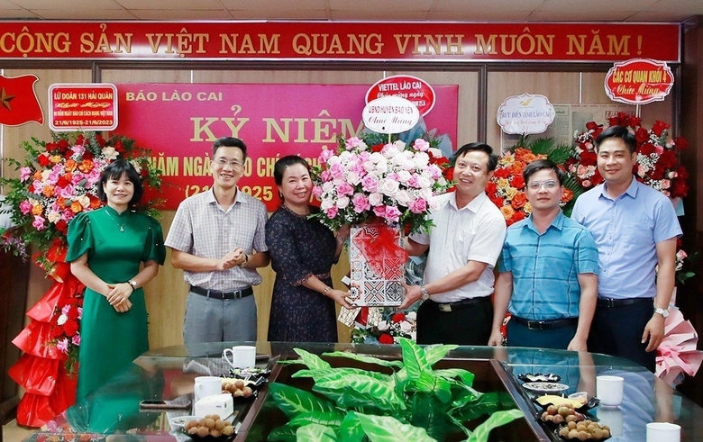 Agencies, units and localities congratulate Lao Cai Newspaper on the 98th anniversary of Vietnam Revolutionary Press Day photo 10