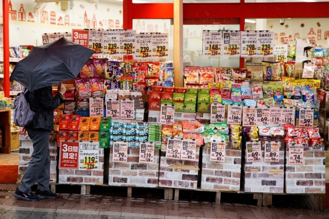 Menschen kaufen in einem Geschäft in Tokio, Japan, ein. Foto: Reuters