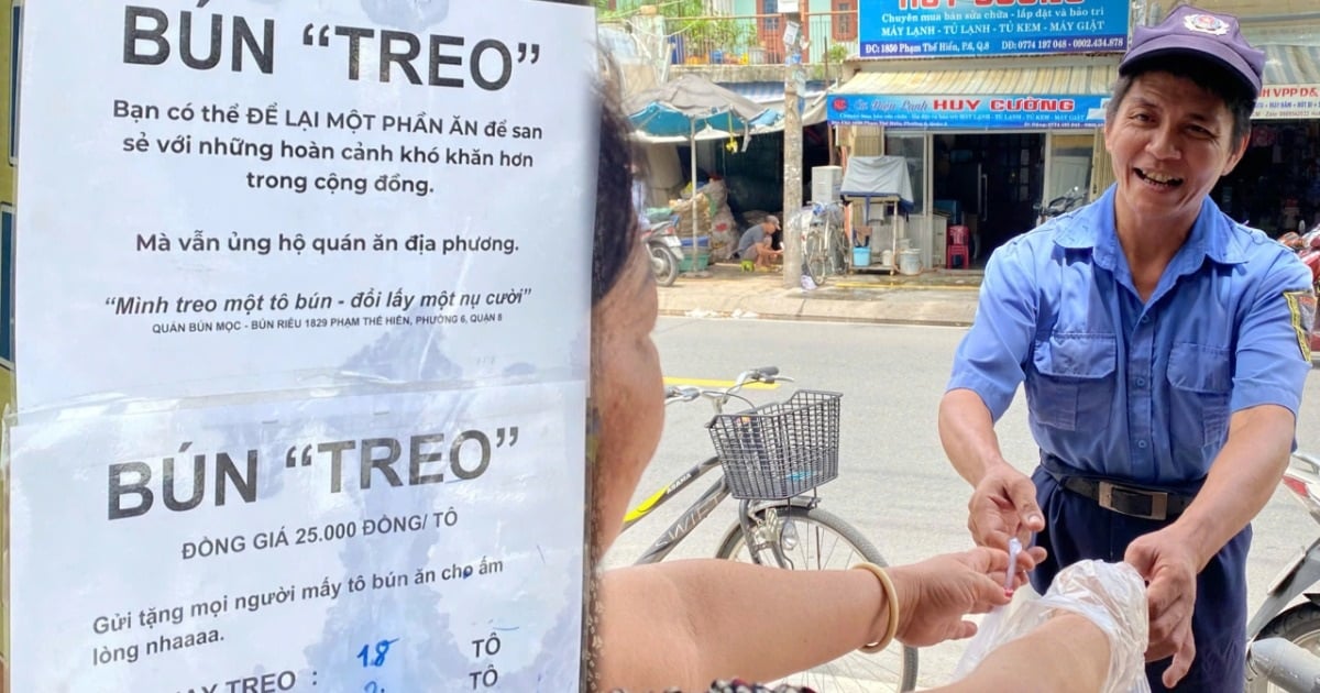 Fideos "colgados" en Ciudad Ho Chi Minh, mostrando el amor de la gente generosa.