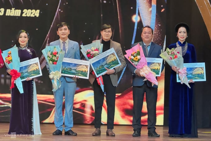 Artists Thanh Dien (middle) and Trinh Kim Chi (right) at the honoring ceremony. Photo: Mai Nhat