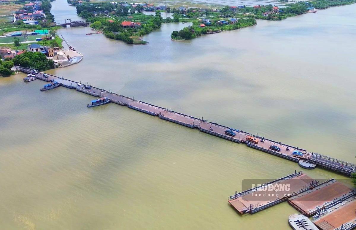 Le pont flottant est conçu comme une barge et les poutres sont reliées entre elles et attachées avec de gros fils d'acier, des chaînes,... il y a un total de 8 pontons reliés entre eux.