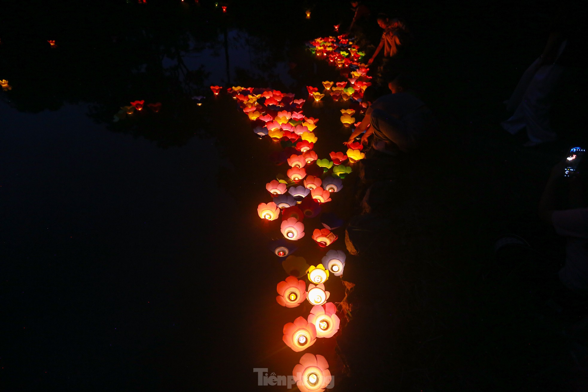 People in the capital release flower lanterns to show their gratitude during Vu Lan festival photo 29