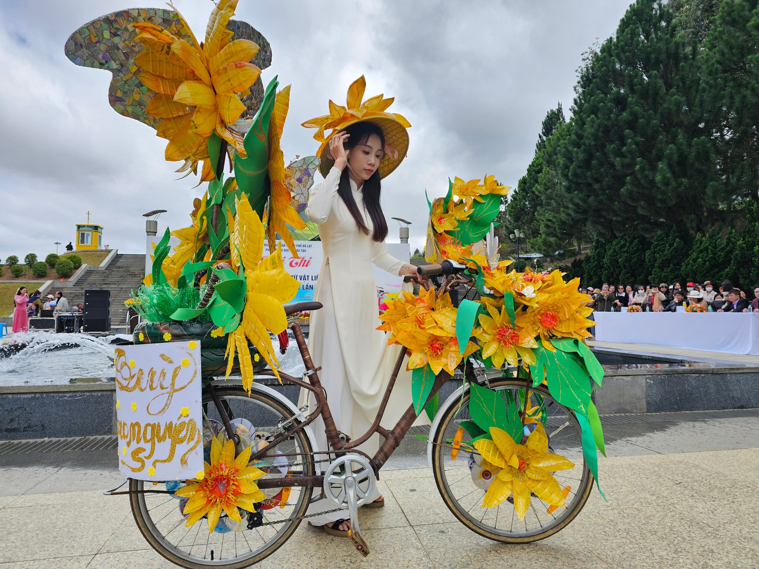 Giáo viên thành phố Festival hoa thi trang trí xe đạp hoa- Ảnh 8.