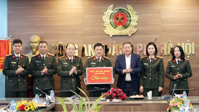 Phó Chủ tịch Thường trực UBND TP Lê Hồng Sơn chúc Tết đơn vị công an