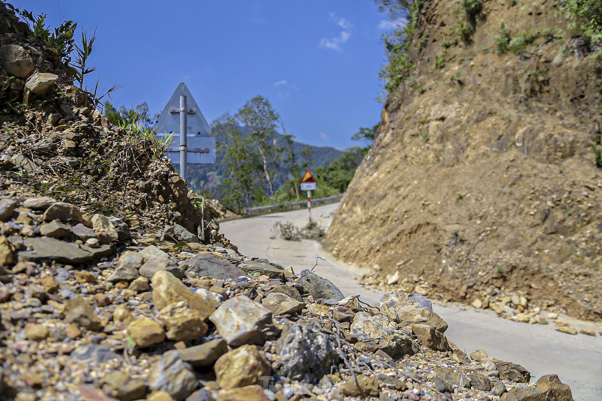 Landslides cause danger on Mui Trau Pass in Da Nang photo 8