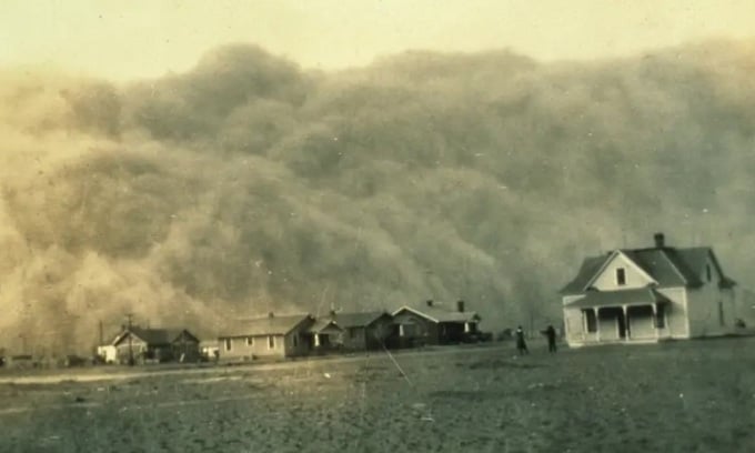 Cơn bão bụi ập tới Stratford, Texas năm 1935. Ảnh: Universal History Archive