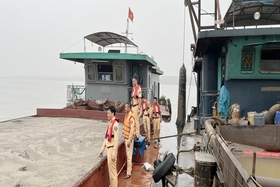 Arrest of illegal sand dredging ship on Red River