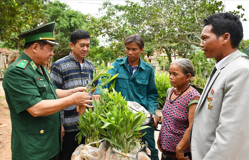 Kết nghĩa bản - bản: nền tảng vun đắp quan hệ bền vững Việt Nam - Lào