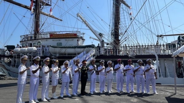 Sailing ship 286-Le Quy Don visits and exchanges with Indonesian navy