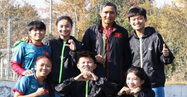 El entrenador Mai Duc Chung y el equipo vietnamita se preparan cuidadosamente antes del partido con el equipo femenino japonés.