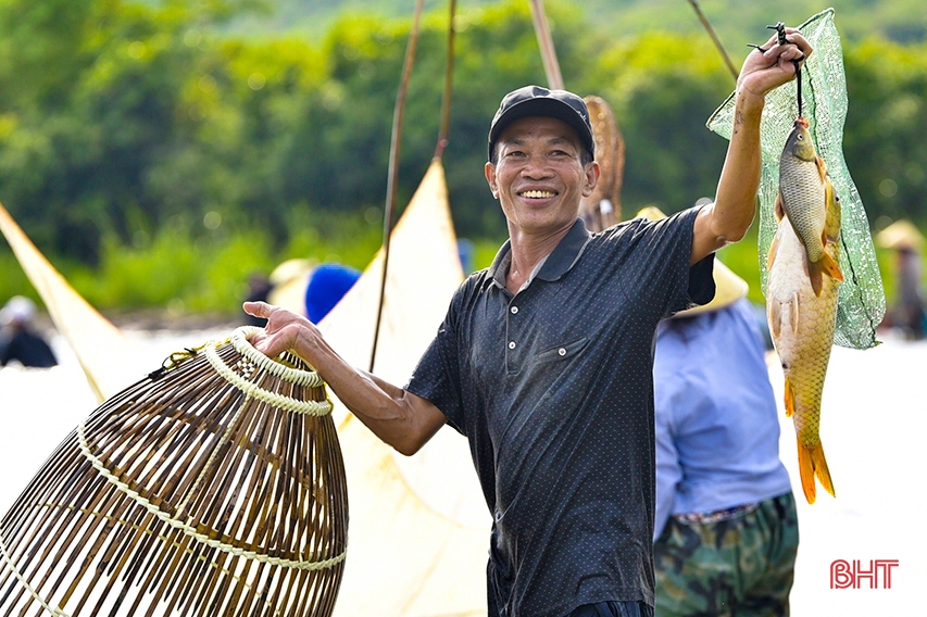 수천 명의 사람들이 Vuc Rao 낚시 축제에 열렬히 참여합니다.