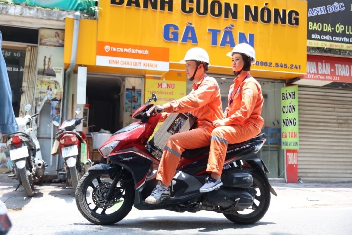 EVNHANOI nỗ lực tuyên truyền người dân sử dụng tiết kiệm điện  - 1
