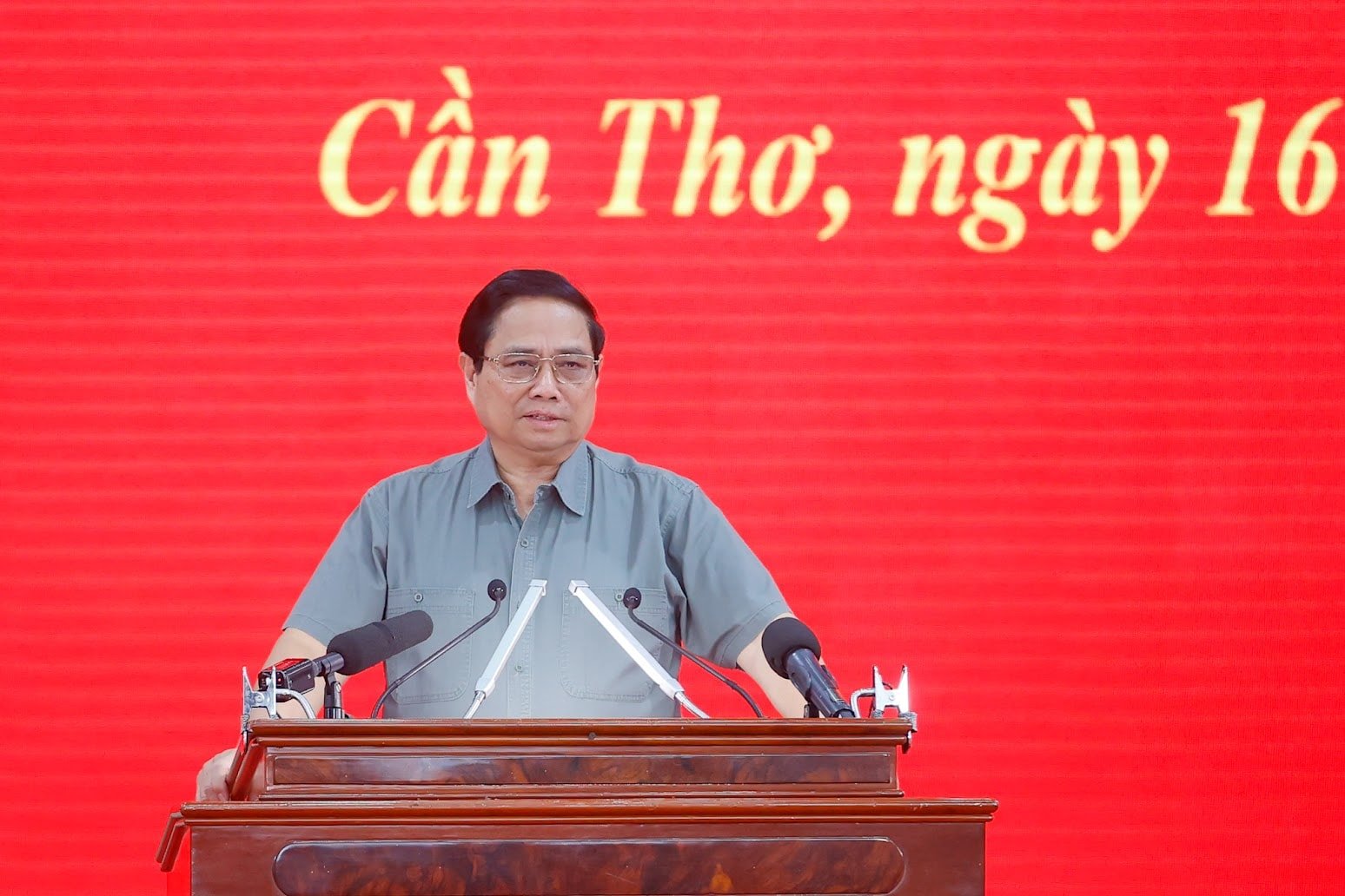 Le Premier ministre Pham Minh Chinh a prononcé le discours d'ouverture de la Conférence sur l'élimination des difficultés et des obstacles et la promotion du développement des infrastructures de transport dans la région du delta du Mékong. Photo HT