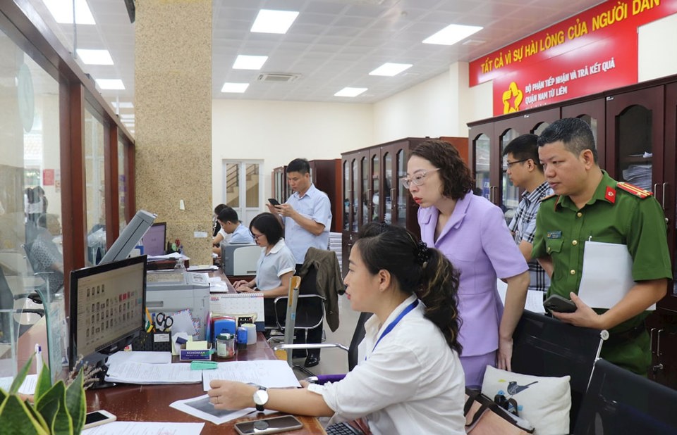 La délégation d'inspection du Comité directeur de la réforme administrative, de la transformation numérique et du projet 06 de la ville de Hanoi a inspecté le département « guichet unique » du Comité populaire du district de Nam Tu Liem le matin du 22 juillet 2024. Photo : Phong Thu