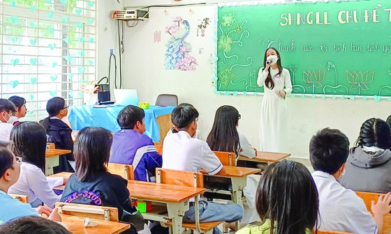 Maestra de 11° grado y estudiantes de la escuela secundaria Vo Van Kiet (Distrito 8, Ciudad Ho Chi Minh) durante una hora de clase. Foto: THU TAM