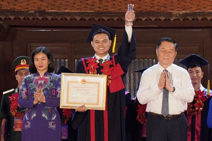 Viet Giang en la ceremonia de homenaje a los 96 destacados estudiantes que se graduaron de las universidades en 2023. (Foto: NVCC)