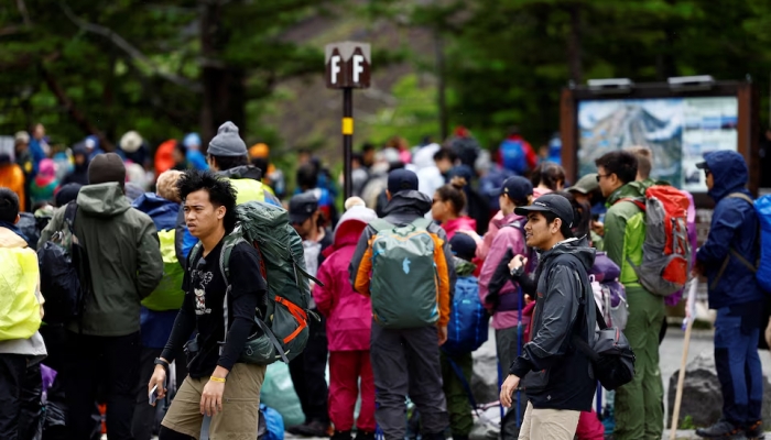 일본, 관광객 억제 위해 후지산 등산객에 새 요금 부과