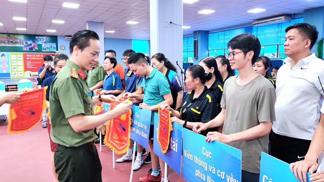 Le tournoi de football traditionnel des Forces de sécurité publique populaires à Ho Chi Minh-Ville est dynamique et attrayant, photo 1