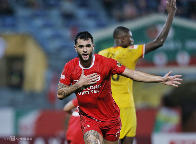 Joao Pedro ăn mừng khi ghi bàn giúp Thể Công thắng Quảng Nam 3-2 phút bù giờ trên sân Hàng Đẫy ngày 30/3. Ảnh: Lâm Thoả