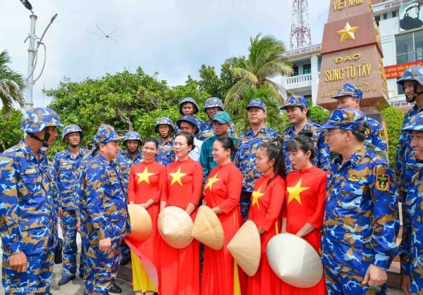 Tư lệnh Hải quân giao quân và dân Trường Sa làm tốt nhiệm vụ bảo vệ "phên giậu", chủ quyền của Tổ quốc