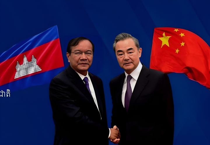 プラク・ソコン副首相兼外務・国際協力相と中国の王毅外相（写真：カンボジア外務省）