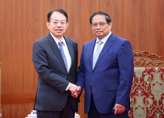 Prime Minister Pham Minh Chinh receives President of the Asian Development Bank (ADB) Masatsugu Asakawa. Photo: VNA