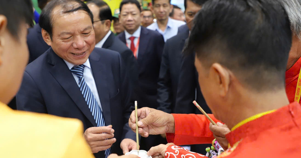 Image du ministre Nguyen Van Hung visitant et inspectant les stands à la foire ITE HCMC 2024