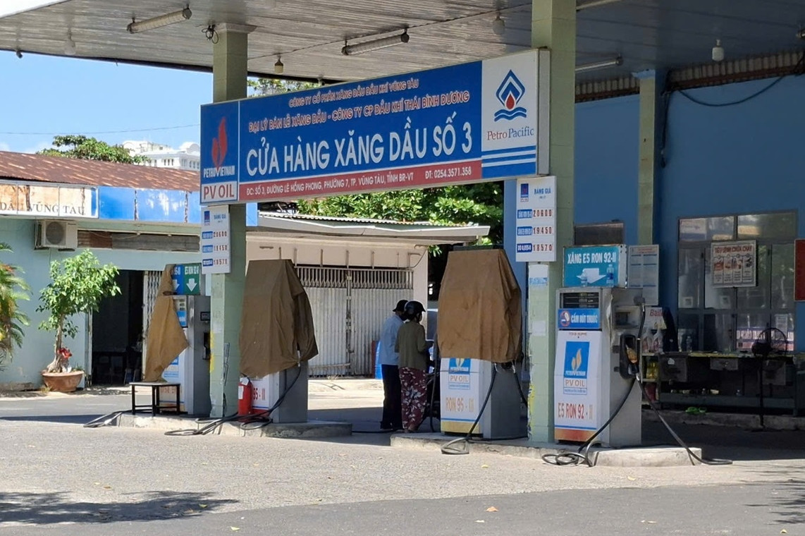 An einer Tankstelle in Vung Tau wurden fünf Zapfsäulen aufgrund von Betrugshinweisen vorübergehend gesperrt.