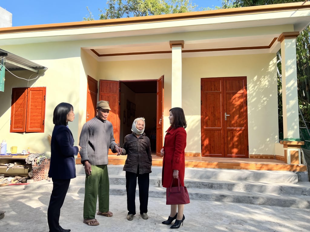 La nueva casa del Sr. Bui Van Ut y su esposa Dinh Thi Thinh en la comuna de Song Khoai se completó a tiempo para el Año Nuevo Lunar 2023.