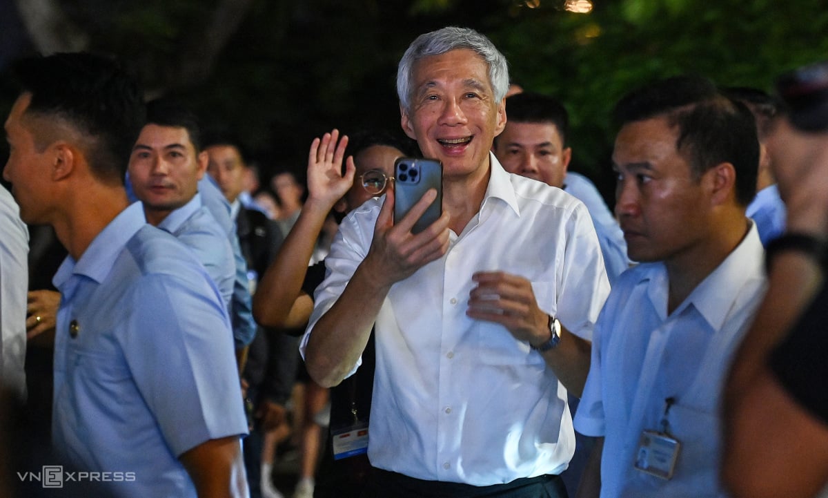 Le Premier ministre de Singapour se promène autour du lac Hoan Kiem et visite le temple Ngoc Son