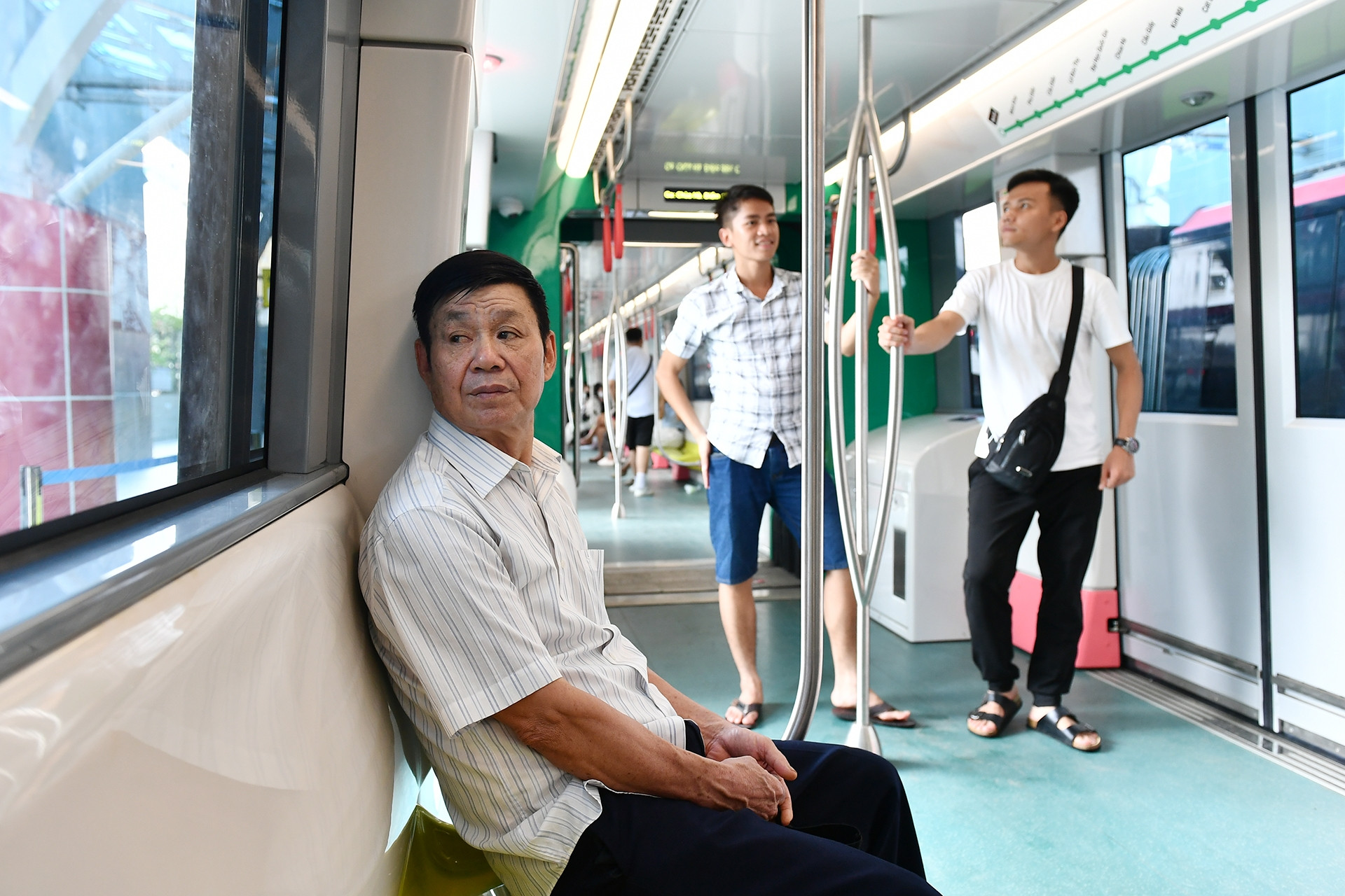 Tàu metro Nhổn - ga Hà Nội thông thoáng ngày cuối tuần