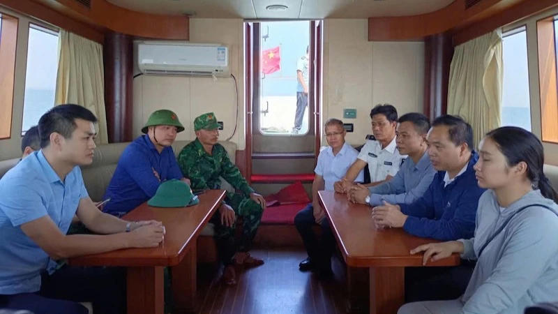 La ciudad de Mong Cai (Vietnam) entrega el primer lote de jaulas para acuicultura a la ciudad de Dongxing (China)