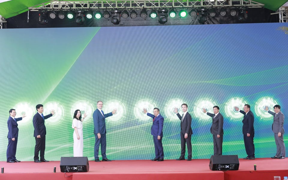 The Hanoi People's Committee held a commercial operation ceremony for the elevated section of the Hanoi pilot urban railway, Nhon - Hanoi Railway Station section.