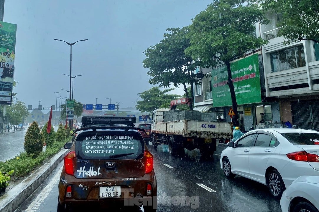 Viele Straßen in Da Nang wurden nach dem goldenen Regen zur Abkühlung überflutet Foto 15