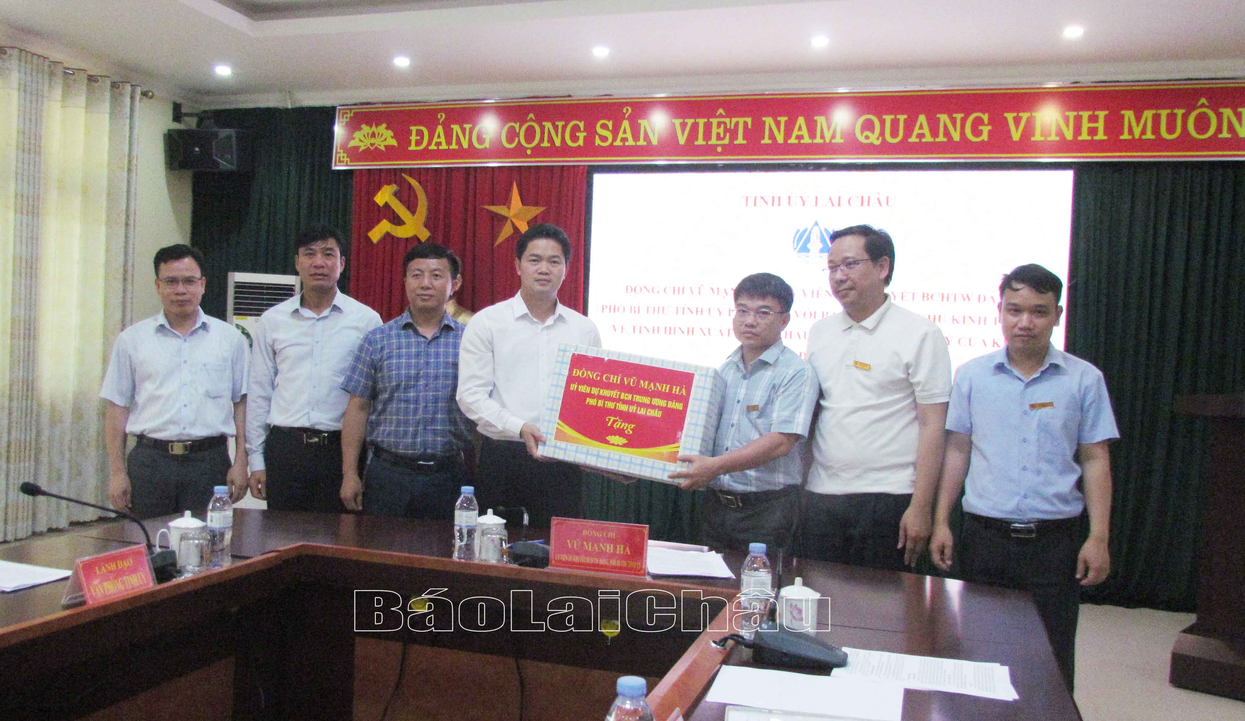 Đồng chí Vũ Mạnh Hà - Ủy viên dự khuyết Ban Chấp hành Trung ương Đảng, Phó Bí thư Tỉnh ủy tặng quà Ban Quản lý khu kinh tế tỉnh Lai Châu. 