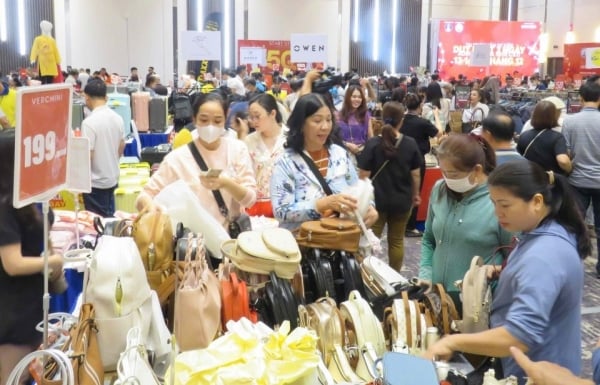 Thousands of people "hunt" for cheap branded goods in Vung Tau city