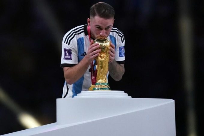 McAllister embrasse le trophée de la Coupe du Monde de la FIFA lors de la cérémonie de couronnement de l'Argentine en 2022. Photo : PA