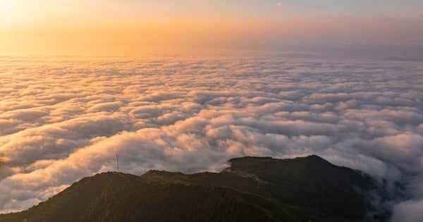 Le lever du jour au paradis des nuages ​​de Ta Xua